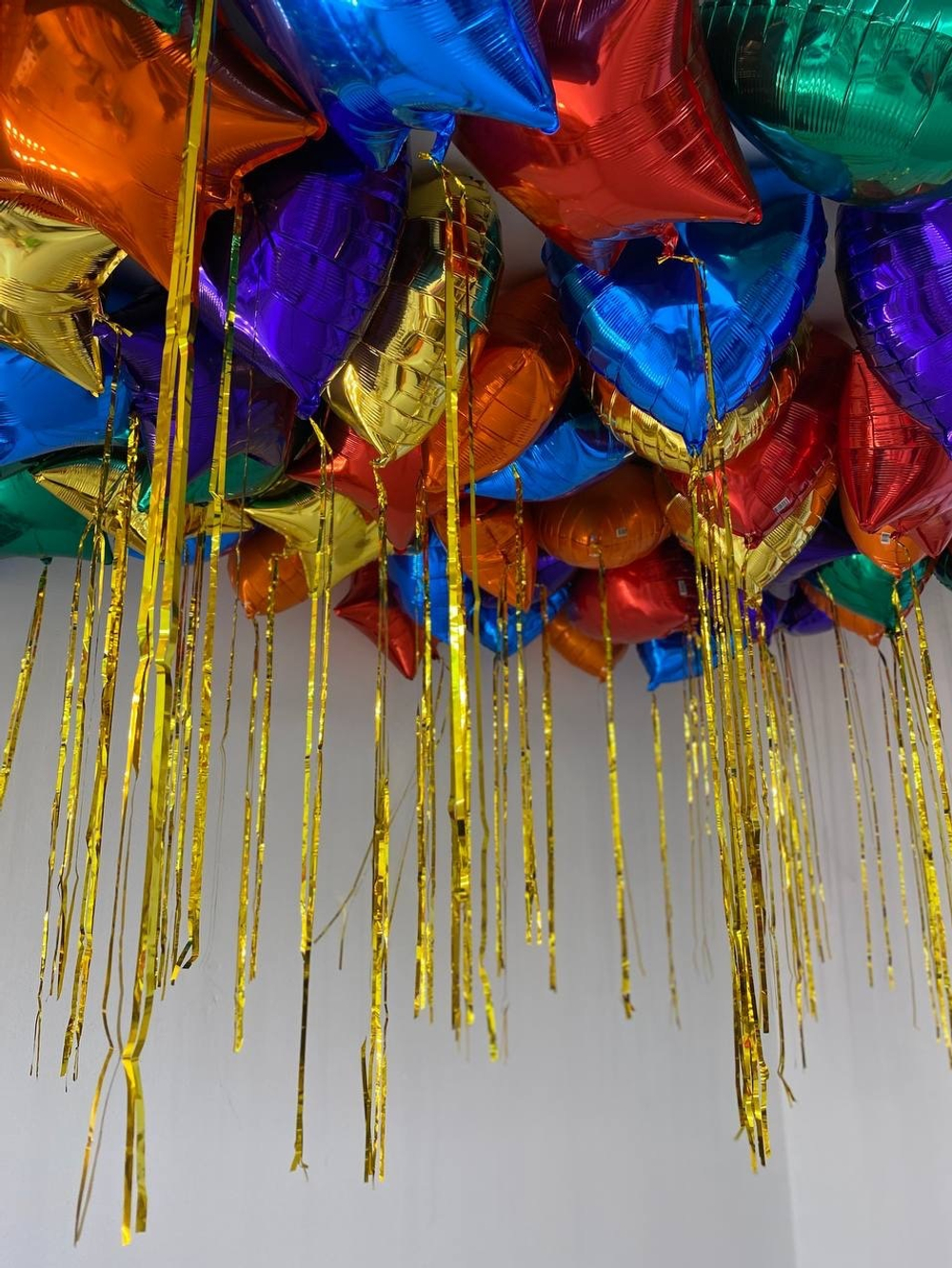 Воздушные шары звёзды/сердца на потолок разноцветные 40шт с дождиком №3341