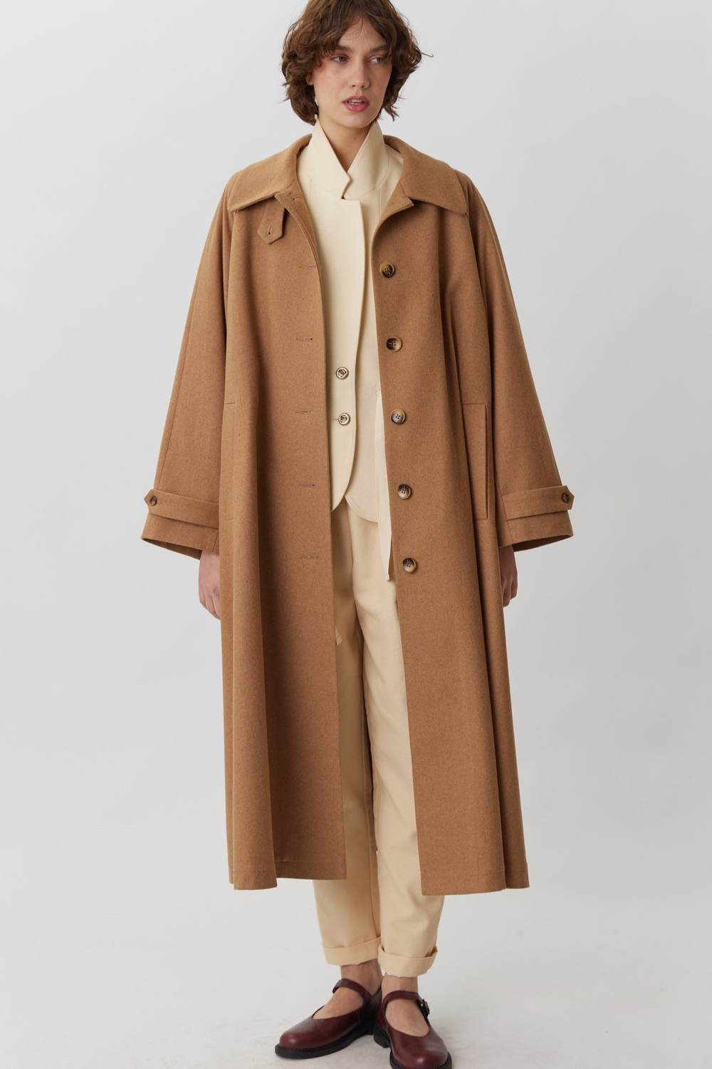 ОБъемное пальто бежевого цвета