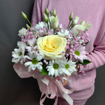 Композиция с пионовидной розой сорта "Candlelight"