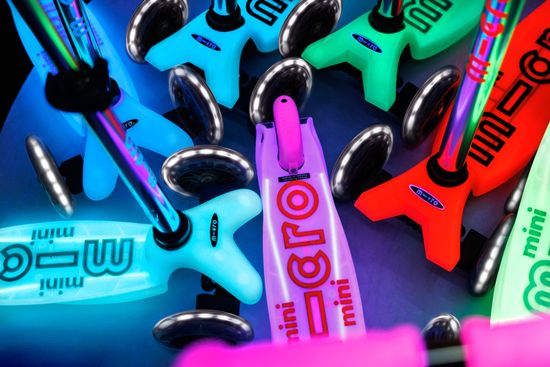 Самокат Maxi Micro Deluxe Glow (светящийся) LED зеленый мармелад