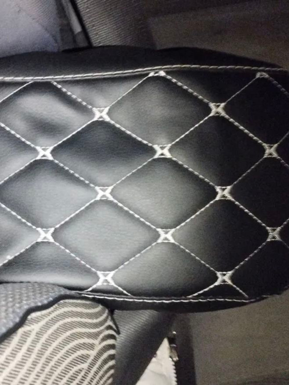 Чехол на штатный подлокотник Лада Веста (белая нить Бабочка)