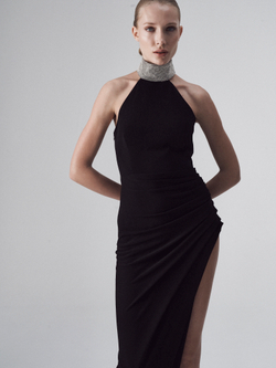 Вечернее платье-халтер с декорированным воротником