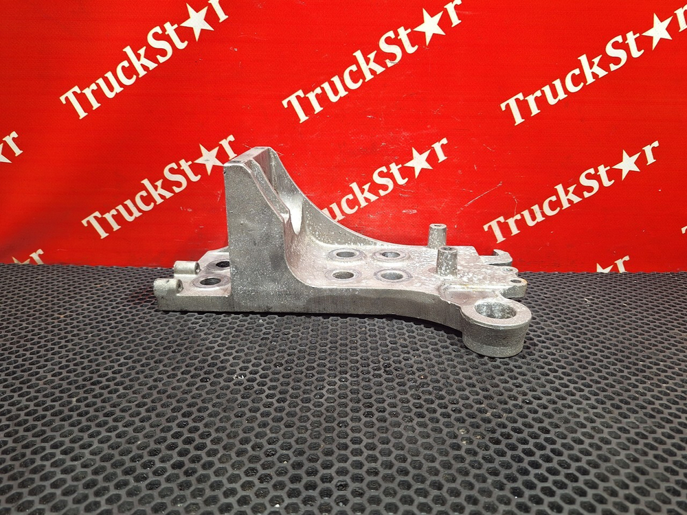 Кронштейн бампера правый 2018г.