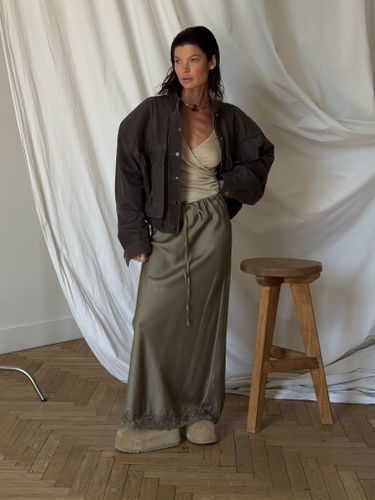 Шоколадный кожаный бомбер с карманами