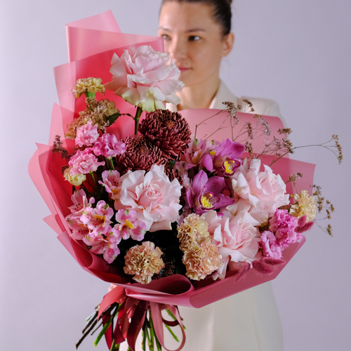 Купить Дизайнерский букет с премиальной хризантемой и французскими розами