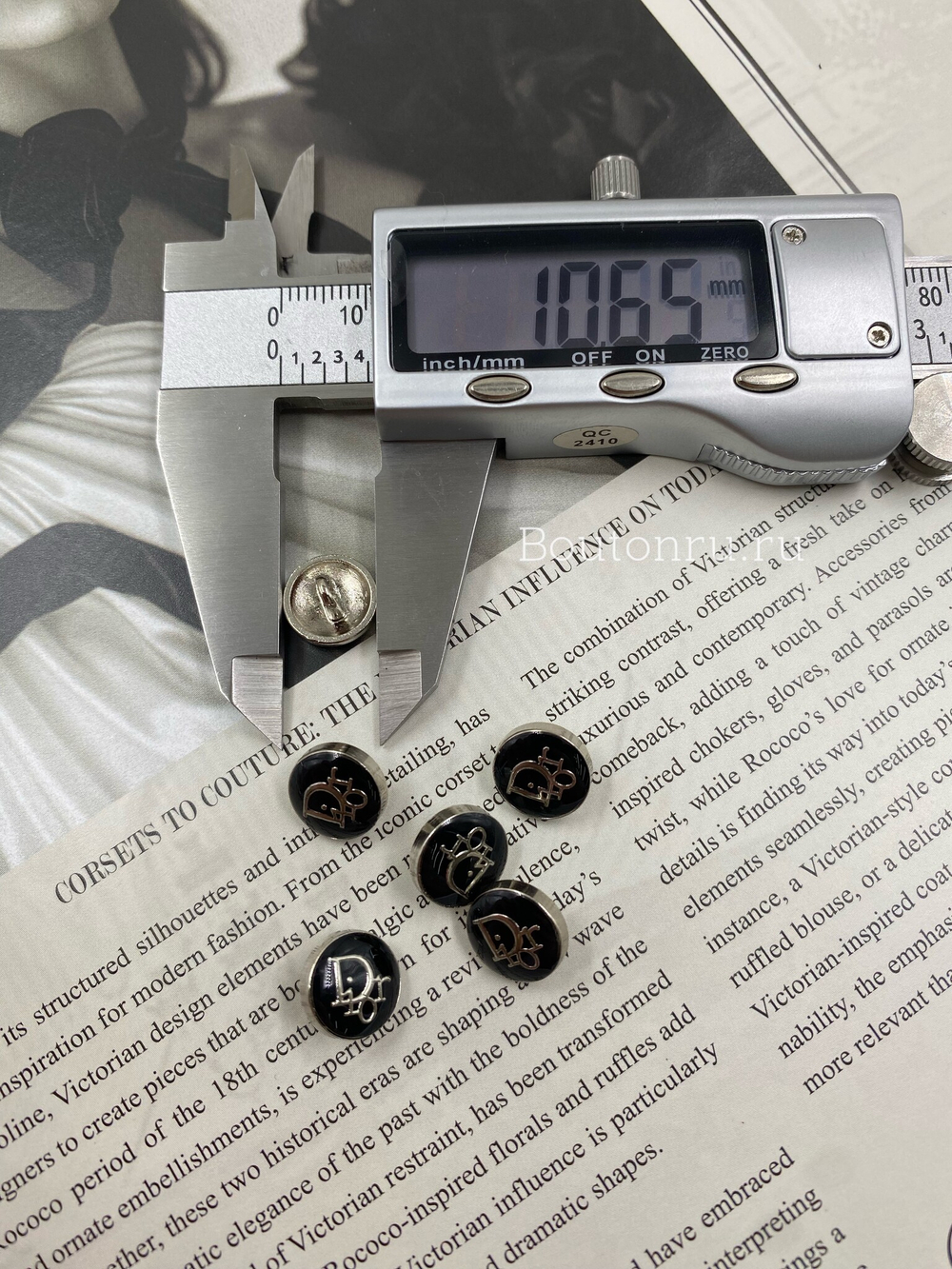 Пуговицы Ди. серебристые лого черная эмаль