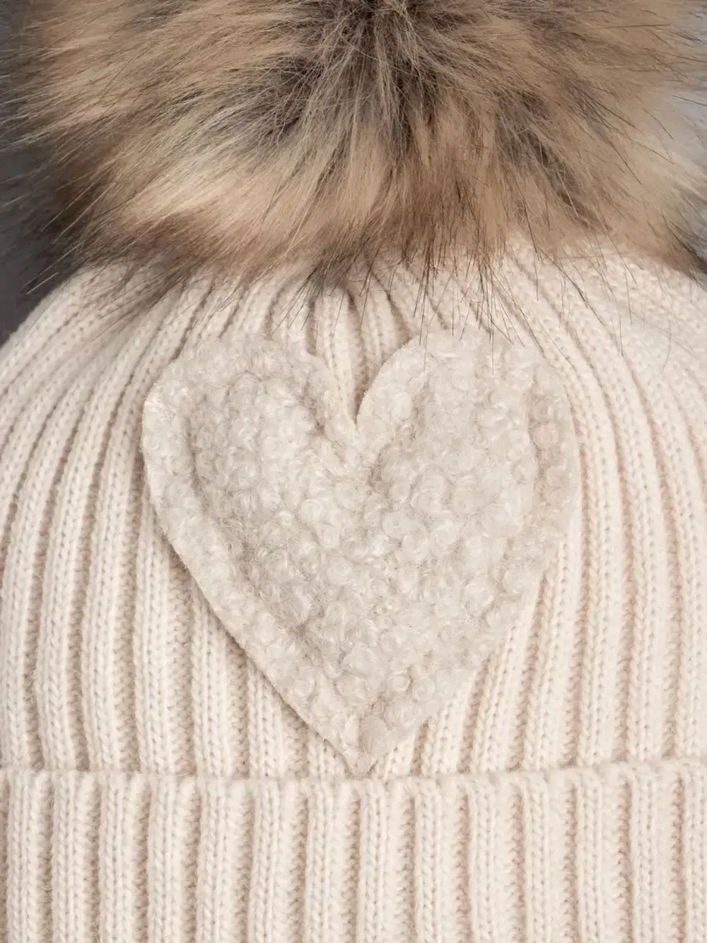 Шапка зимняя вязаная с помпоном для девочки