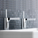 Смеситель для раковины Steinberg Серия 210 с керамическим картриджем Джойстик, без сливного гарнитура 1 1/4“, с гибкими шлангами 3/8“, хром 215 1010