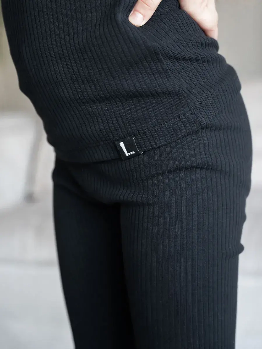 Черный костюм для девочки на осень