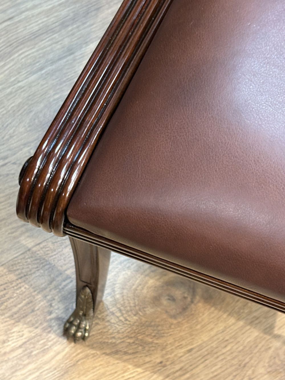 Кресло "Регентство" с коричневой кожей