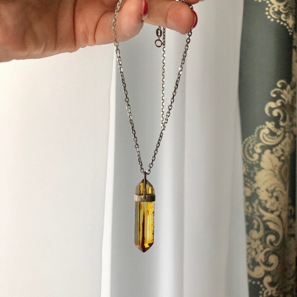 Кулон "Кристалл" темный с цепочкой, серебро 925, натуральный янтарь
