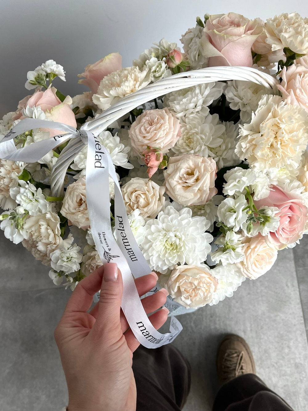 Цветочная корзина в кремовых оттенках размер M