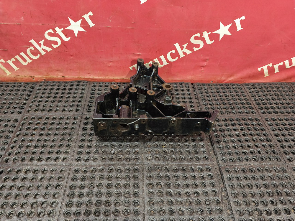 Кронштейн буксировочный правый