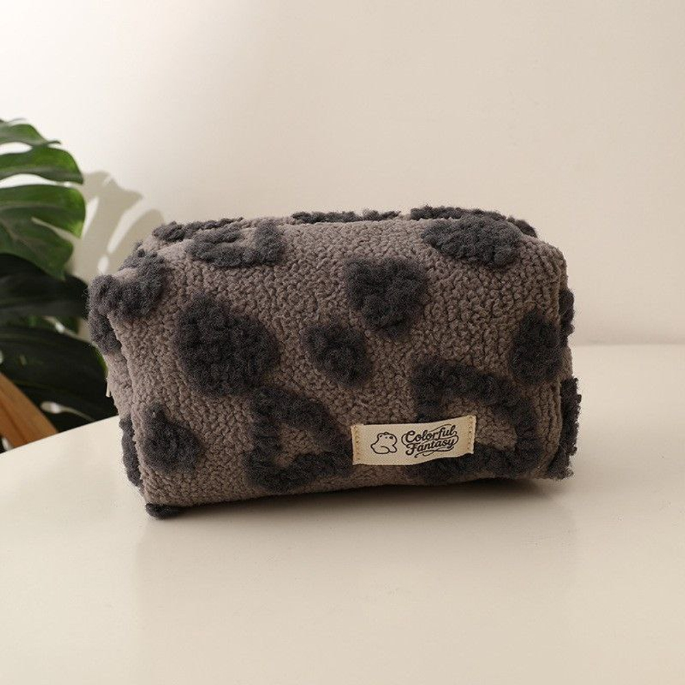 Пушистая косметичка «Леопардовый принт» с объемным тиснением