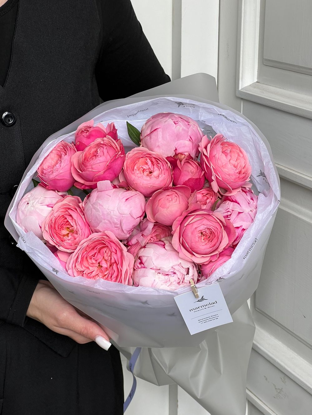 Букет из пионов и кустовой пионовидной розы