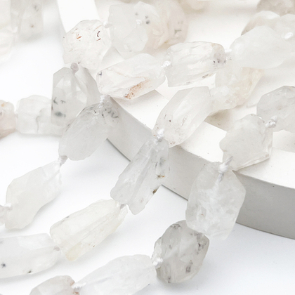 Кварц белый с включениями, необработанные бусины, размер около 11-15 мм, цена за набор 7-8 бусин (1/4 нити)