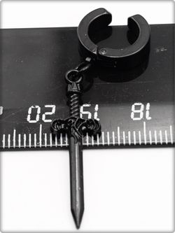 Клипса без прокола уха "Чёрный кинжал" стальная.