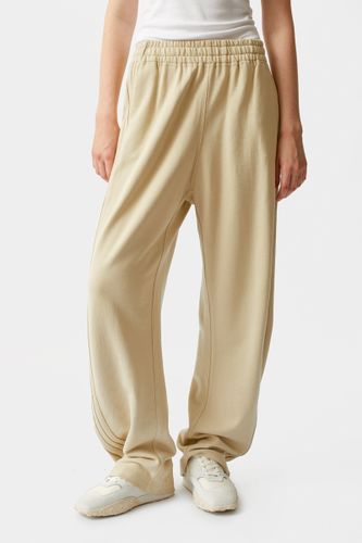 Бежевые спортивные брюки