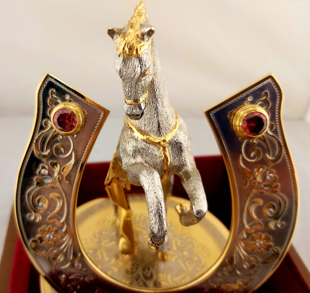 Конь с подковой "На удачу"  (Златоуст) с фианитами