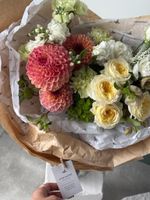 Букет из кустовых роз, георгин, дельфиниума, маттиолы и гортензии