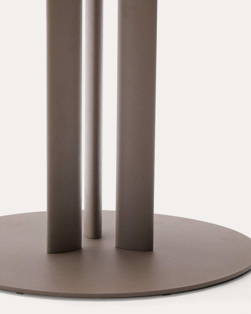 Круглый уличный стол Sedalis из стали со столешницей из серо-коричневого алюминия Ø120 см