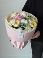 Букет сборный из кустовых пионовидных роз, гортензии, диантусов, оксипеталума и хризантемы