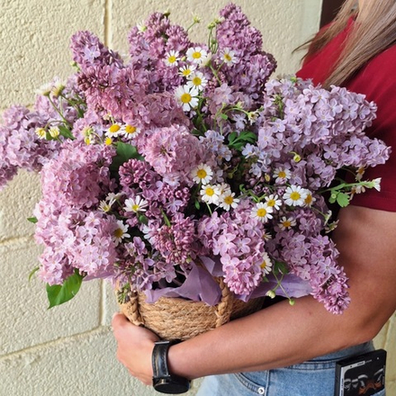 Композиция с сиренью в кашпо