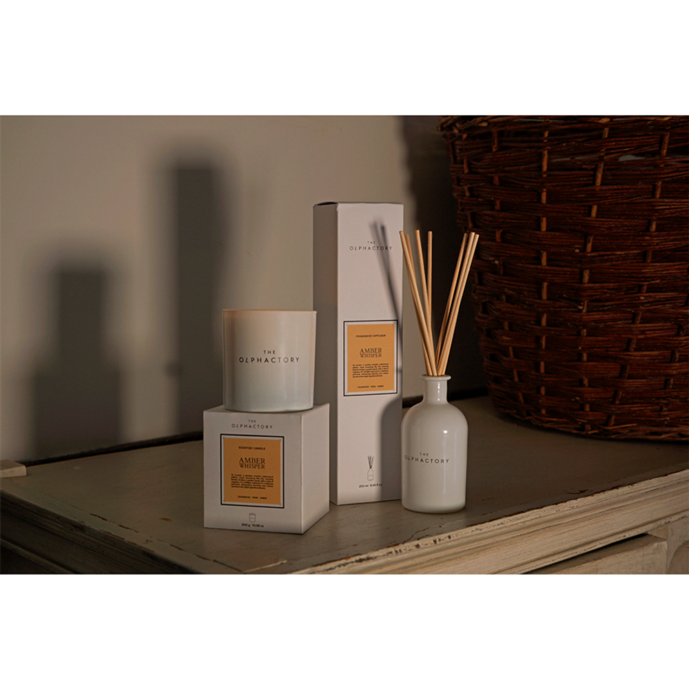 Свеча ароматическая 60ч Ambientair The Olphactory White Insignia Amber Whisper