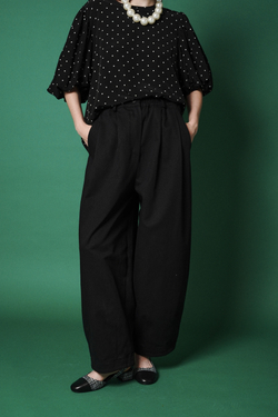 Брюки-бананы из плотного хлопка черного цвета