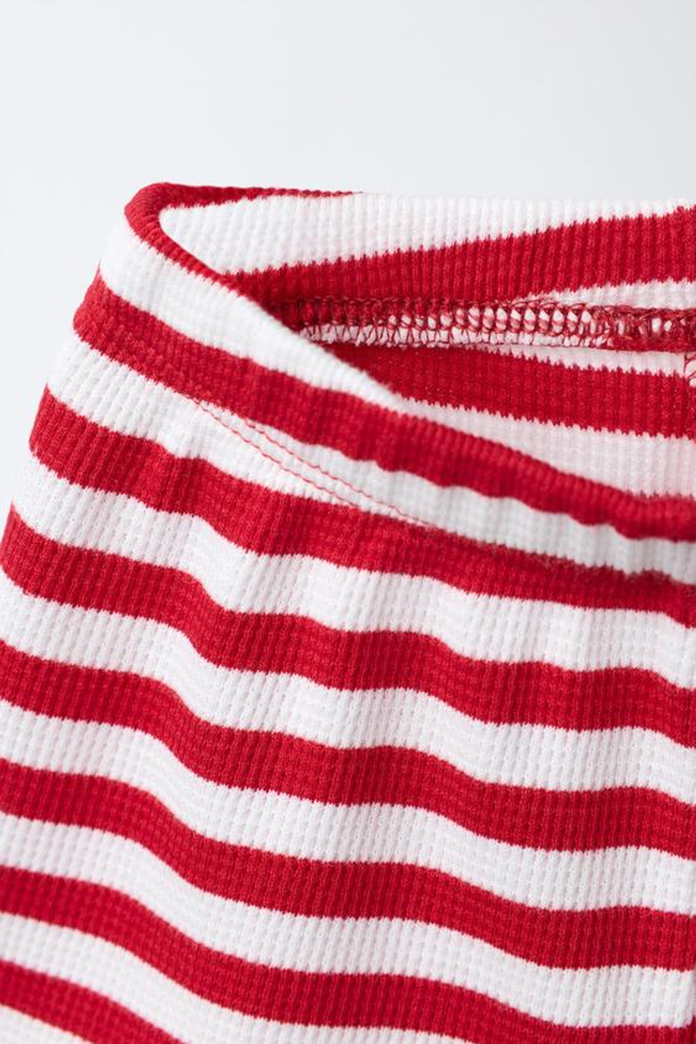 ZARA КОМПЛЕКТ ИЗ ФУТБОЛКИ И ШОРТОВ WAYAS WAFFLE, КРАСНЫЙ