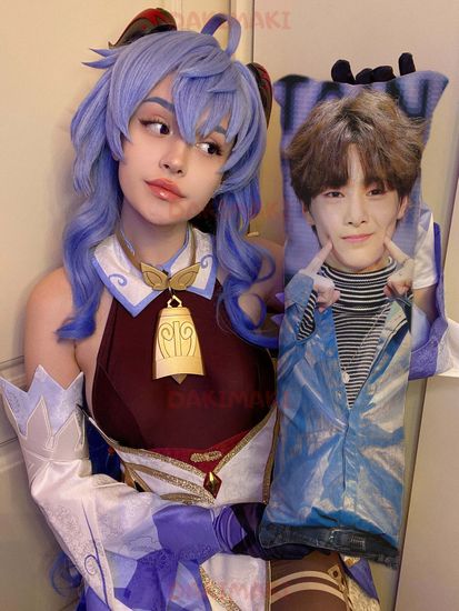 Мини дакимакура Ай.Эн из Стрей Кидс | Stray Kids арт. M1002, 60х20 см