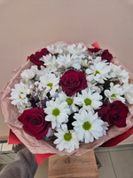 Роза красная с хризантемой кустовой сборный букет