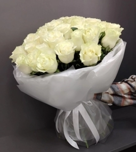 Два букета 45 красных роз + 45 белых