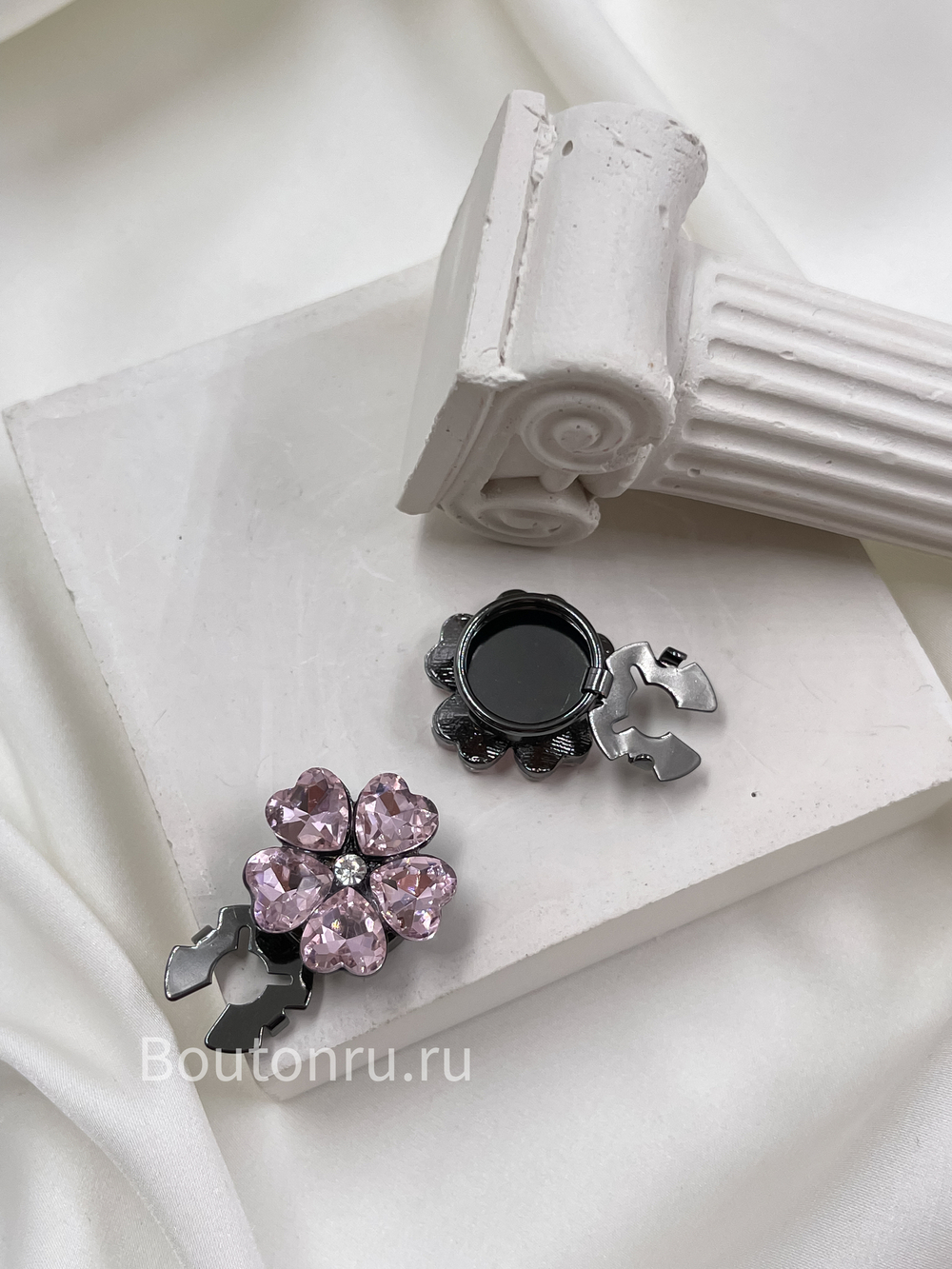 Накладка на пуговицу черная в форме цветка с розовыми стразами