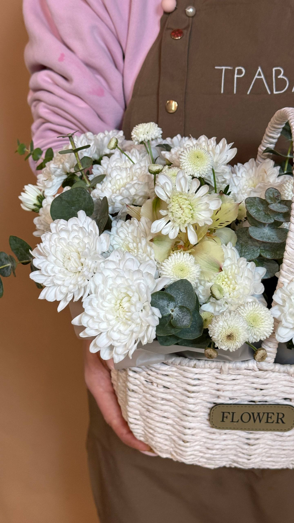 Корзина с цветами "Любимка", хризантема, дубки, альстрамерия, эвкалипт