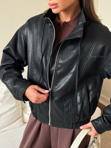 Черная куртка-бомбер из эко-кожи с завязками