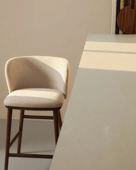 Полубарный стул Ciselia из бежевого шенилла с ножками из ясеня в отделке орех