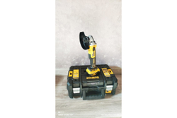Бесщеточная угловая шлифмашина DEWALT DCG405NT