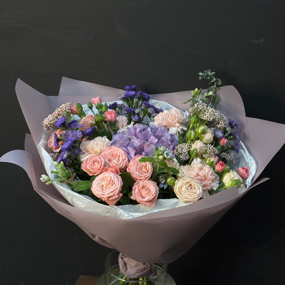 Букет из сиреневой гортензии, кустовых роз и астр