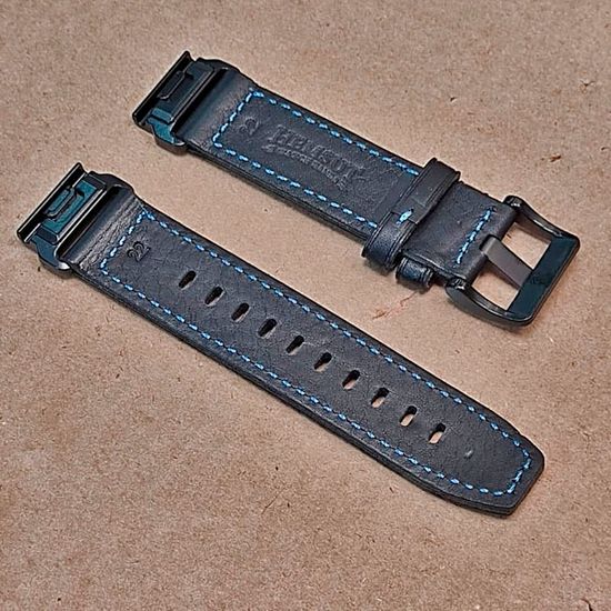Ремешок кожаный QuickFit 22 мм для Garmin Fenix 7 / 6 / 5, Forerunner 935 / 945 / 955, instinct, instinct 2, Epix Gen 2 быстросъемный (Черный, синяя строчка)