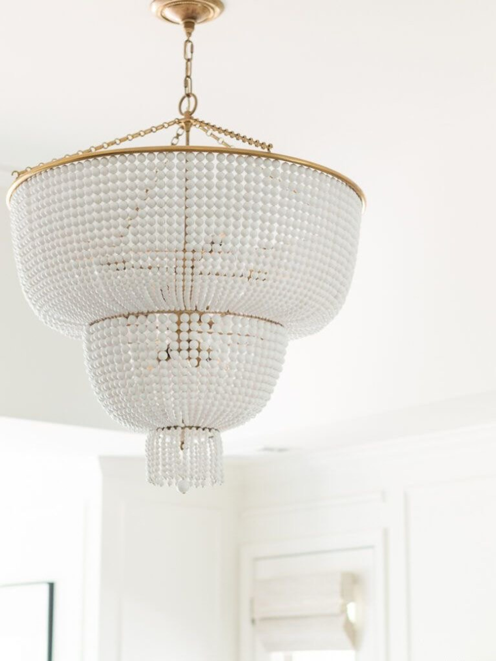 Роскошная люстра с каскадом жемчужных бусин на золотом основании ✨