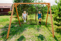 Деревянные качели с двумя трапециями