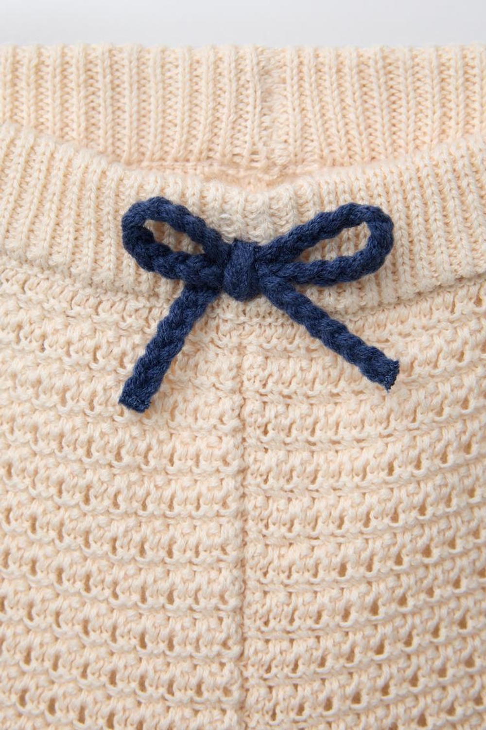 ZARA ТРИКОТАЖНЫЕ ШОРТЫ-БЕРМУДЫ С КОНТРАСТНОЙ ОТДЕЛКОЙ, ЭКРЮ