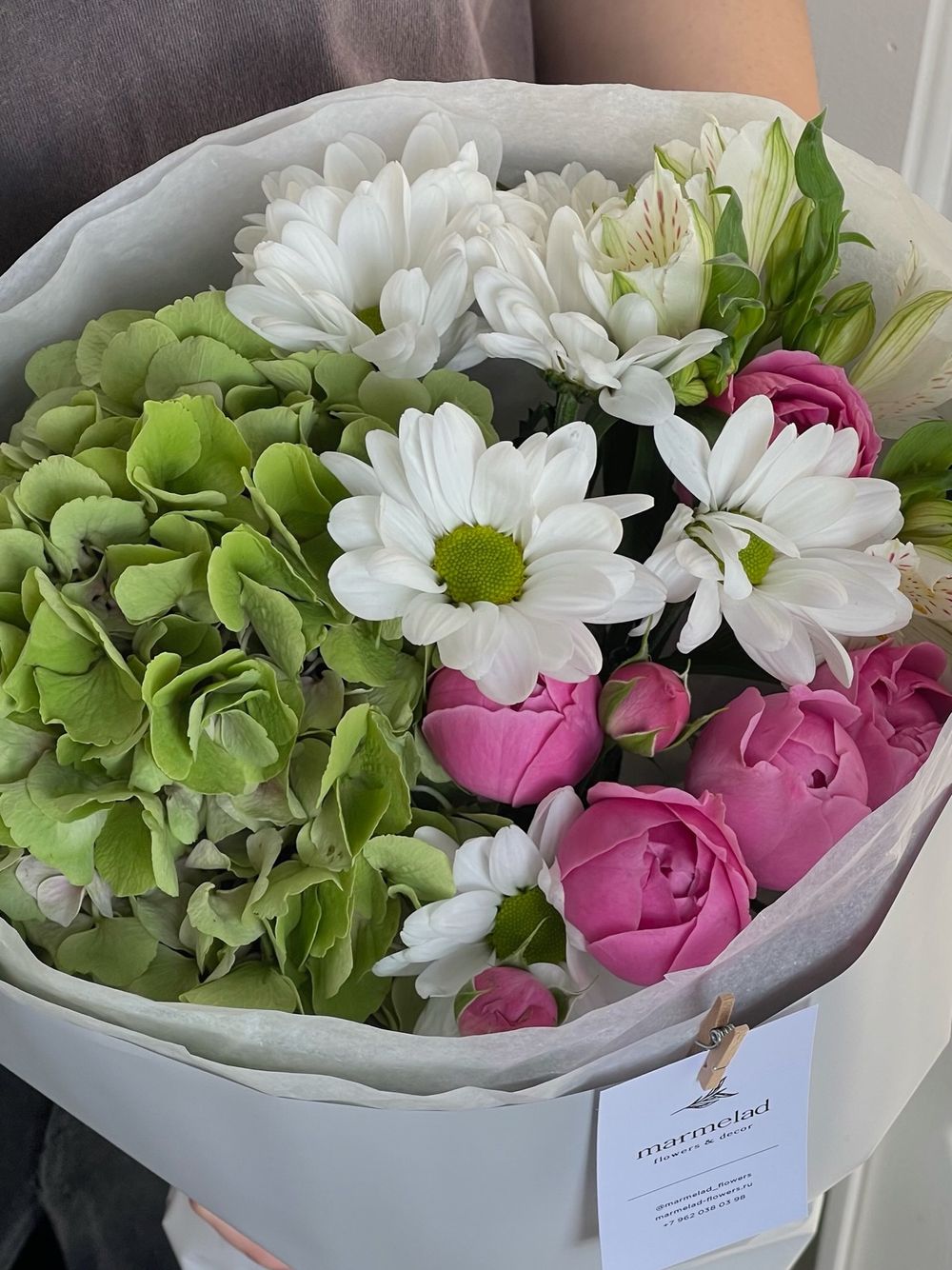 Букет из гортензии, хризантемы, кустовой пионовидной розы и альстромерии