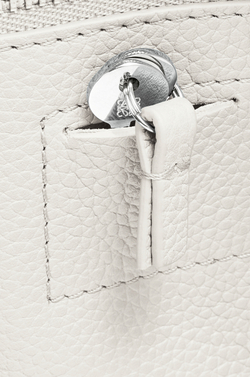 Loewe Сумка Amazona 23 из мягкой зернистой телячьей кожи, экрю