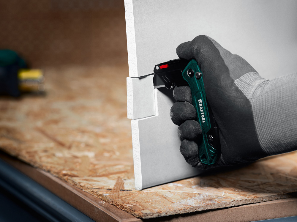 KRAFTOOL KOMPAKT-А24, универсальный складной нож с трапециевидным лезвием (09242)