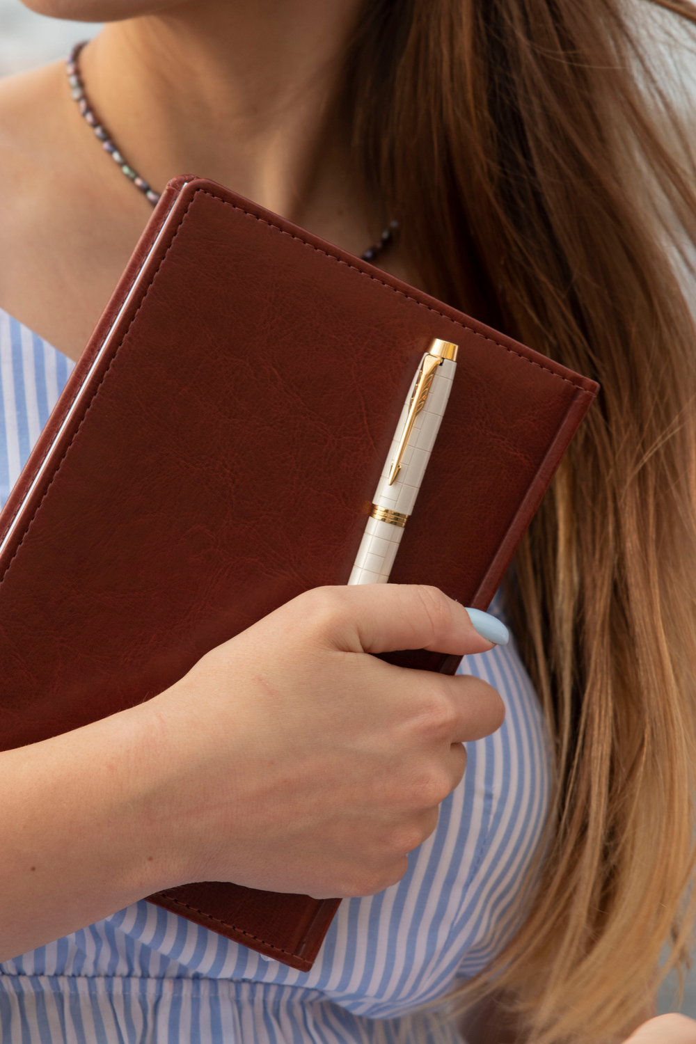 Набор с гравировкой: Ежедневник недатированный и Ручка роллер Parker IM Premium T318 Pearl GT (корич