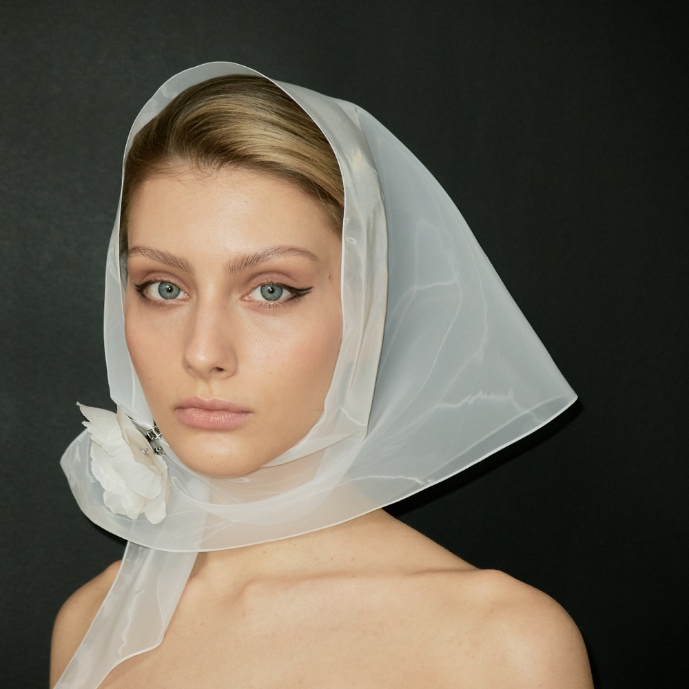 Косынка белая полупрозрачная