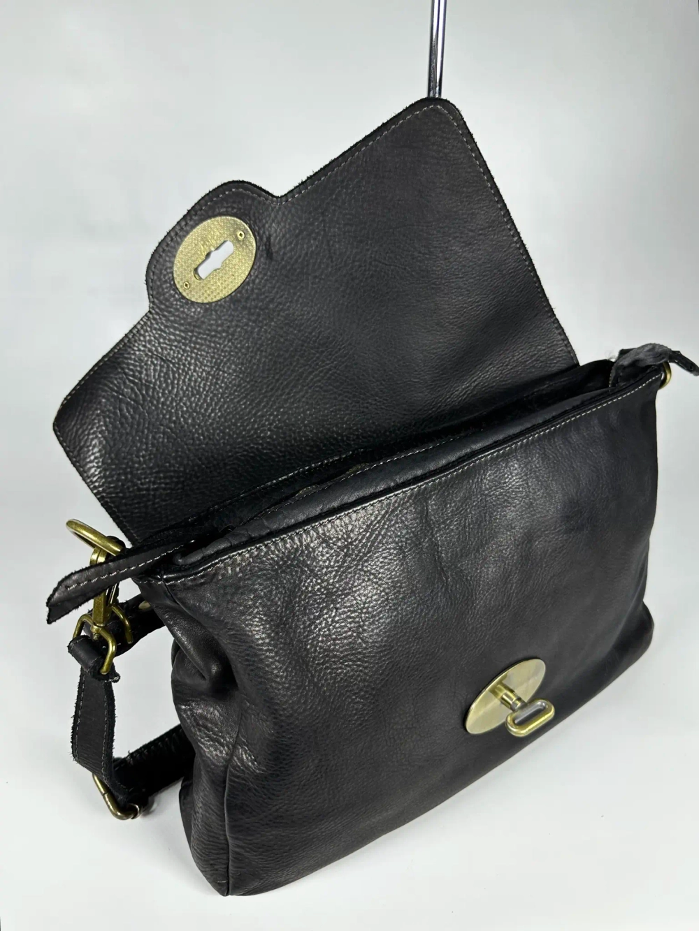 Женская наплечная сумка из натуральной винтажной кожи черного цвета