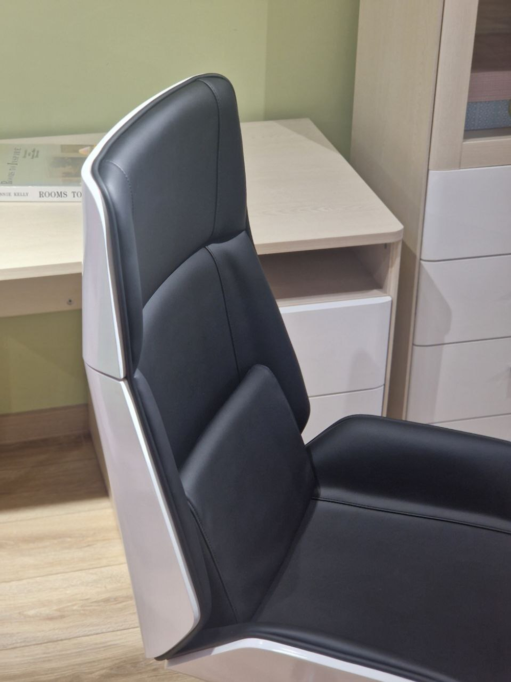 Кресло офисное 2388 582045 Black color LEATHER